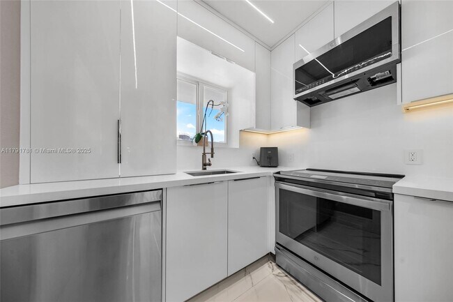 Building Photo - 10190 Collins Ave