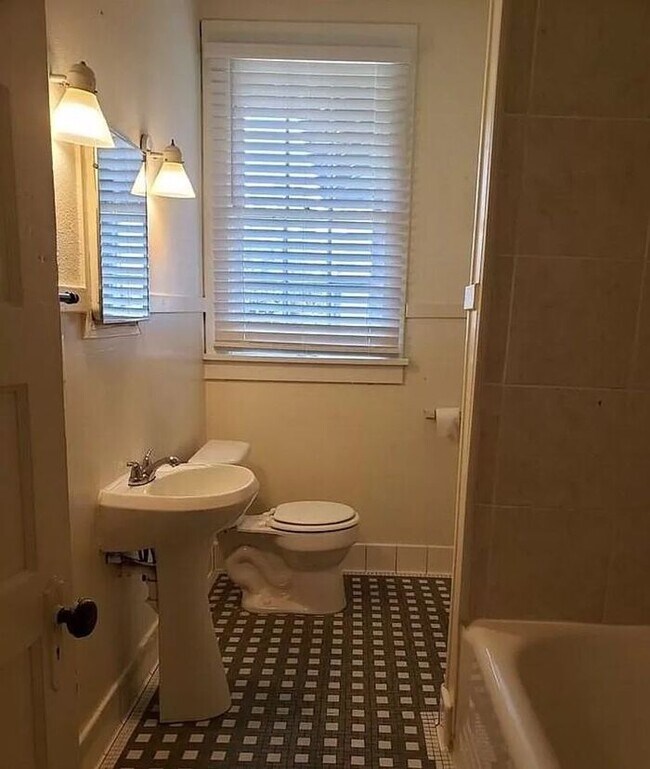 Building Photo - Warrington - 2 bedroom, 1 bathroom (2nd st...