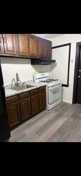 Building Photo - 914 East 14th Street