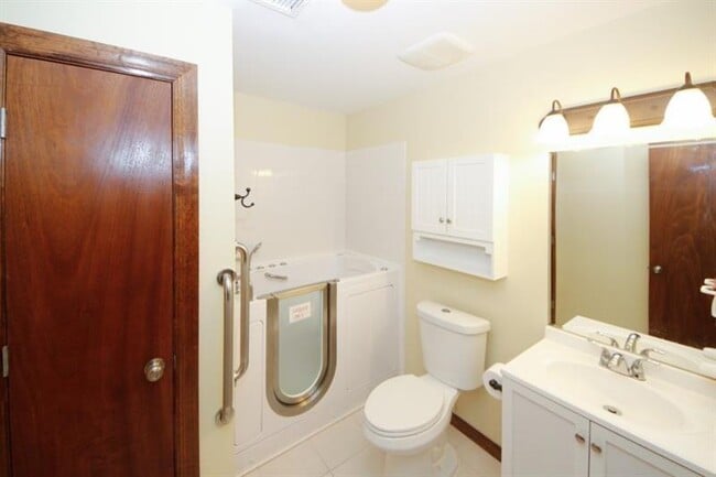 Building Photo - 930 Mountain Top Dr NE