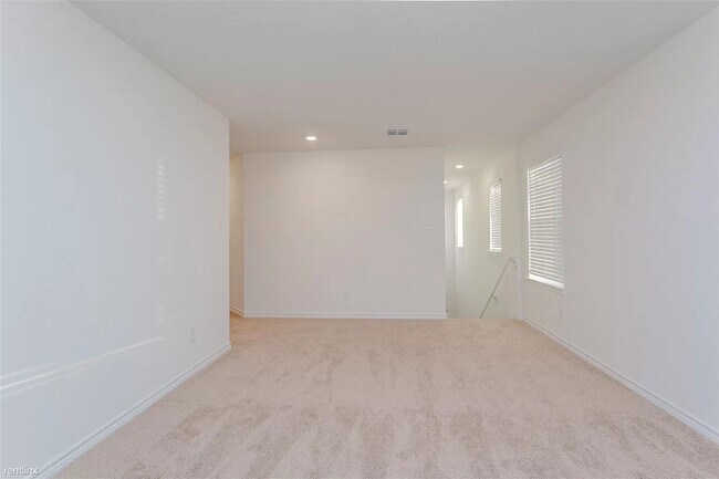 Building Photo - This spacious 4-bed/3-bath two-story renta...