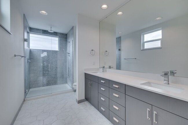 Building Photo - 2 bedroom open lay out townhome in Georget...