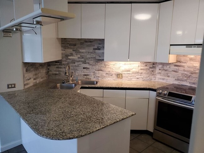 Building Photo - 1BR Condo w/ Views + Pool, Spa, & Sauna