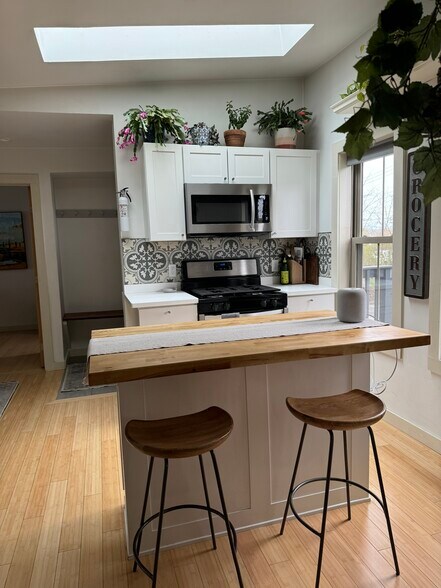 Building Photo - 44 Luck St