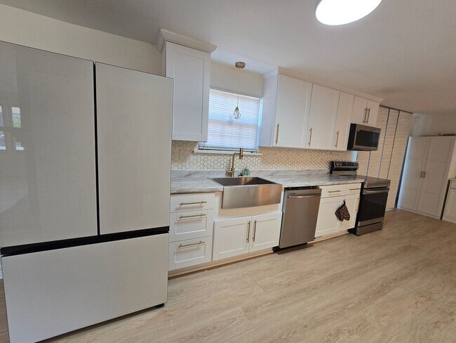 Building Photo - 454 Colonial Dr