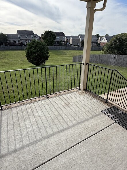 Building Photo - 1629 Robindale Dr