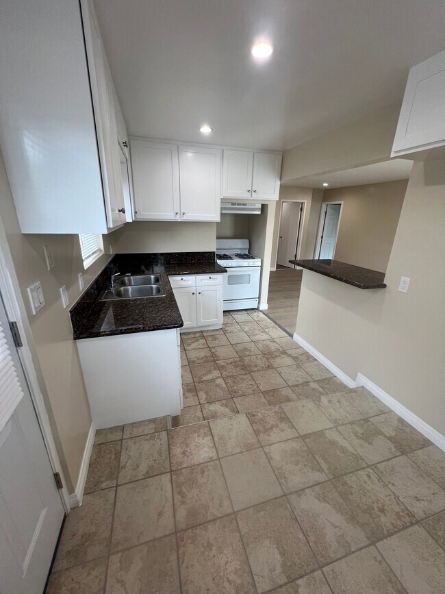 Building Photo - Single Family Home - 14823 Lemoli Ave