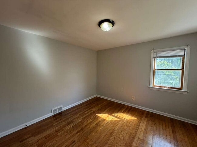 Building Photo - 1482 Dille Rd