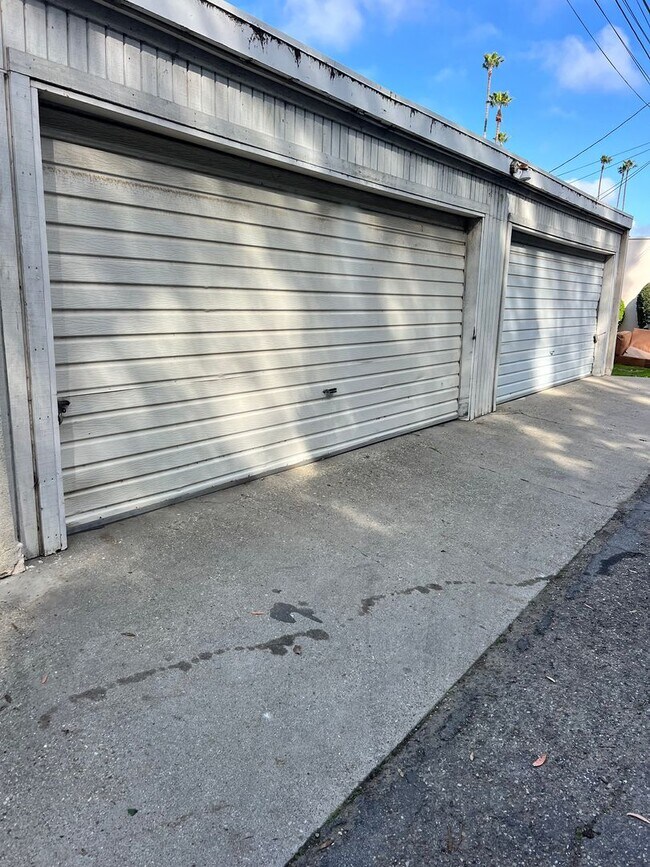 Building Photo - Midtown Ventura - Spacious one bedroom, one bath single level apartment