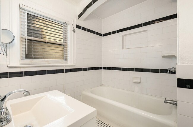 Building Photo - 5924 La Vista Dr