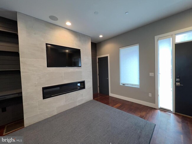 Building Photo - 423 Wallace St