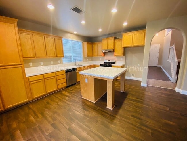 Building Photo - 1875 N Belvedere Ave