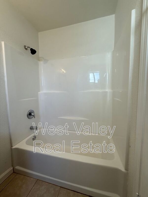 Building Photo - 516 2nd St