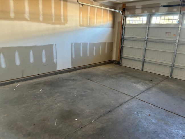 Building Photo - Room in House on Hopper Cir