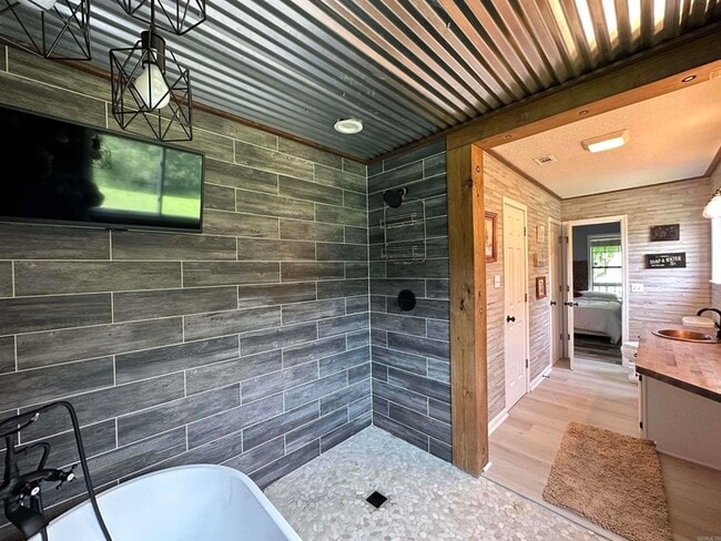 Building Photo - 896 Vaughn Rd