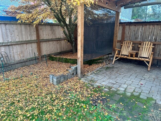 Building Photo - Convenient Beaverton Townhome!