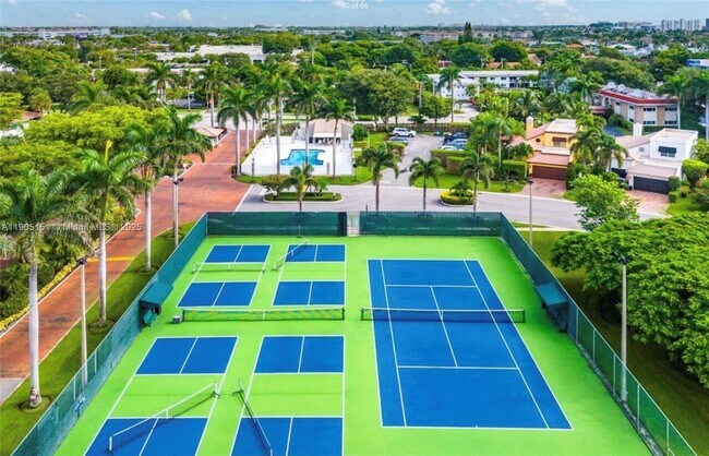 Building Photo - 484 Commodore Cir