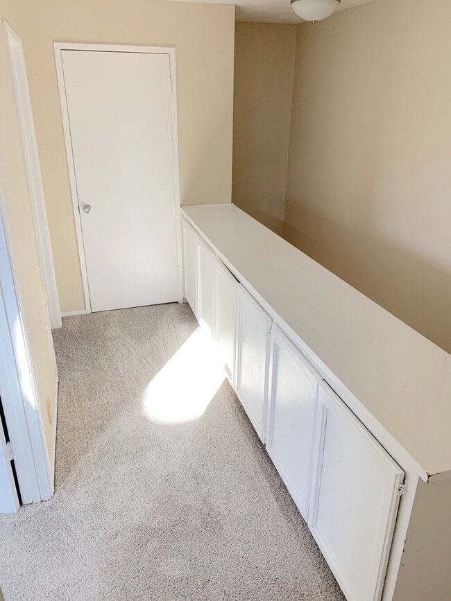 Building Photo - Spacious Townhome in Quiet Community w/ Pool
