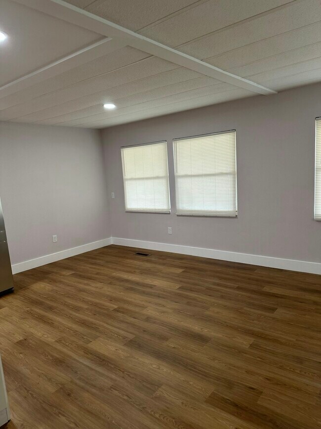 Building Photo - 15 NE 63rd Ct