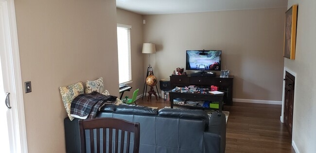 Building Photo - Excellent 3 Bed/2.5 Bath Mountain Shadows Town-home / Water Included, Co-Signor OK, Pets Considered