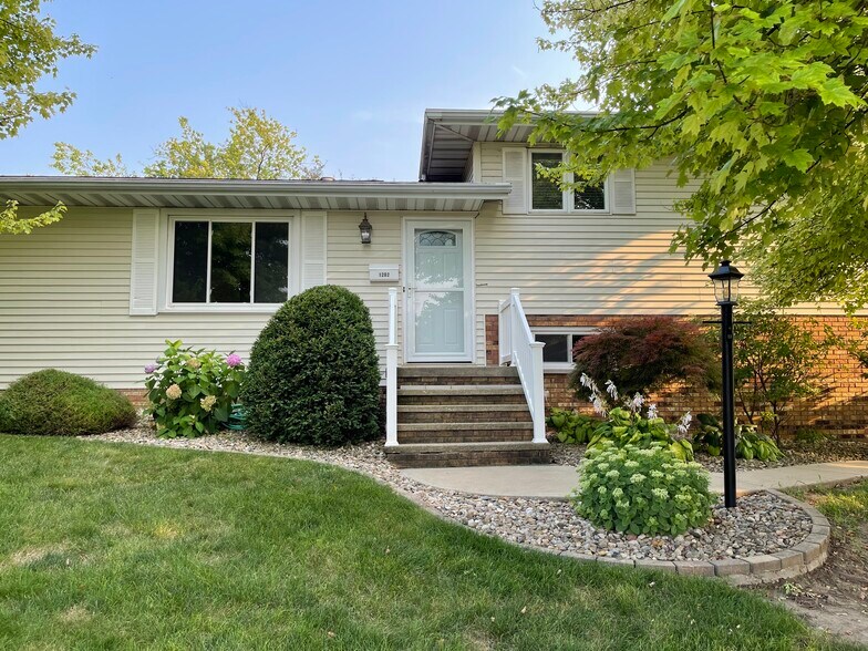 Front of Property - 1202 Knollcrest Dr