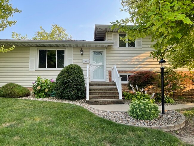 Building Photo - 1202 Knollcrest Dr