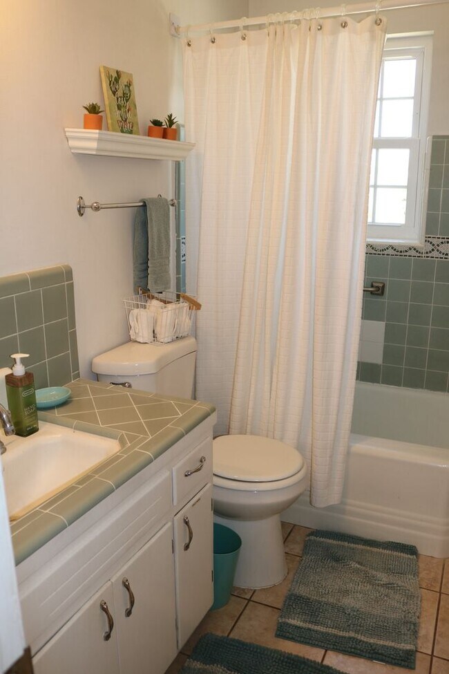 Building Photo - Two bedroom one bath fully furnished located in central Tucson!