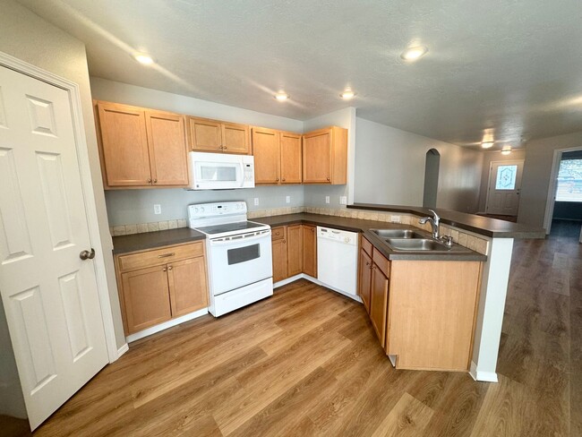 Building Photo - Beautiful Single Level- 3 Bed 2 Bath - Pet...