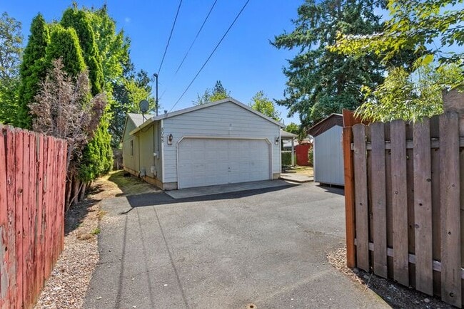 Building Photo - Secluded 3 bedroom 2 bath home close to Wo...