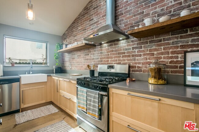 Building Photo - 4088 Redwood Ave