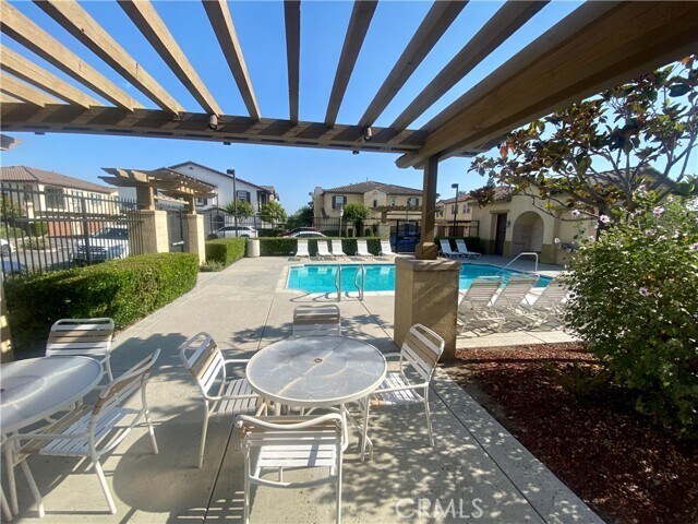 Building Photo - 2750 E Oak Hill Dr
