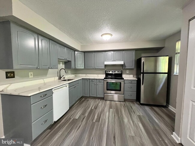Building Photo - 8156 Dark Den Cir