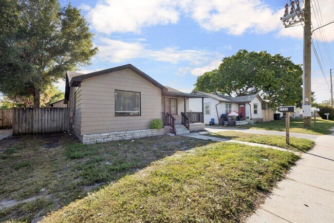 Building Photo - Cute St Pete Bungalow 3/1