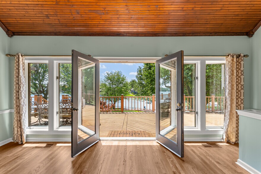 Building Photo - 9711 Pine Point Dr