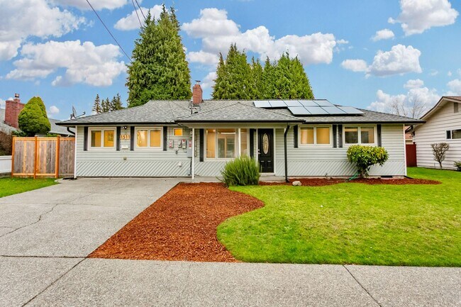 Building Photo - Remodeled Tacoma Duplex with Solar Panels & Fenced Yard **$500 OFF FIRST MONTHS RENT**