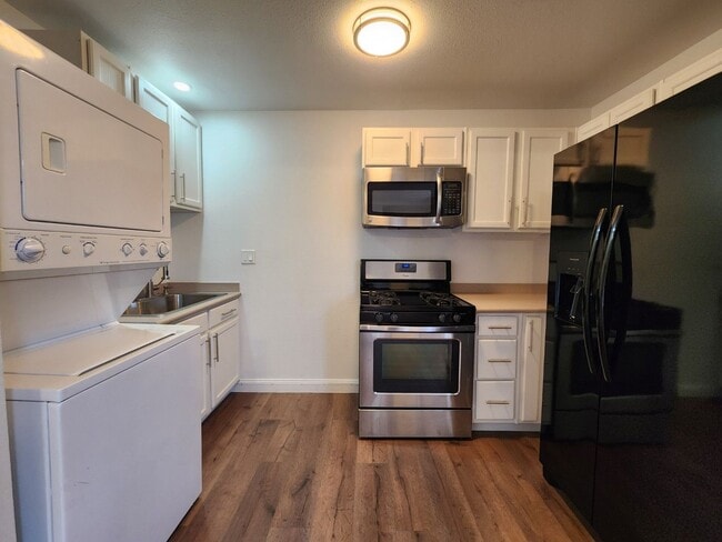 Building Photo - Renovated Beauty with a full-service Casita