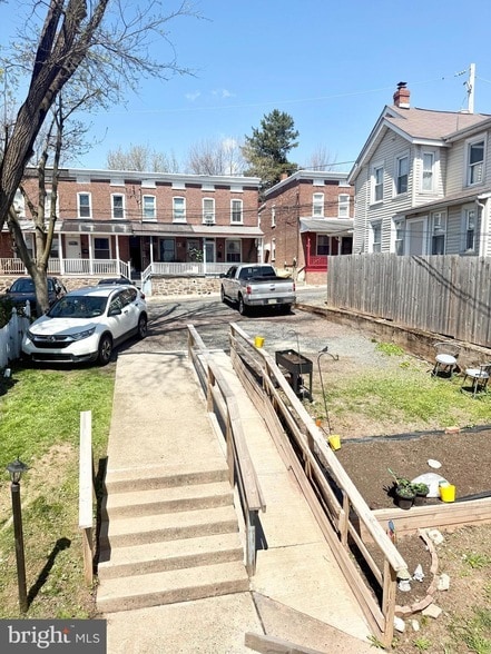 Building Photo - 327 Main St