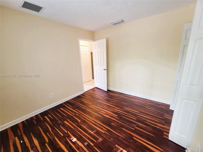 Building Photo - 307 S Ocean Dr