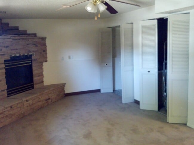 Building Photo - Widefield side entry bi-level home.