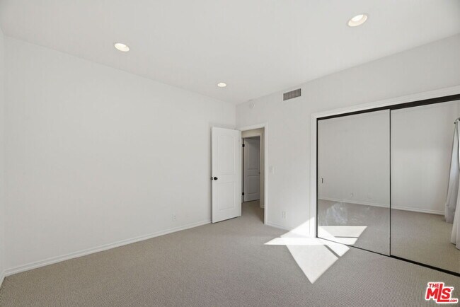 Building Photo - 521 Montana Ave