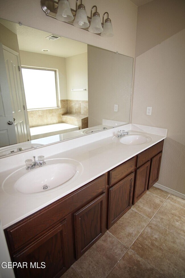 Building Photo - 10692 Canyon Sage Dr