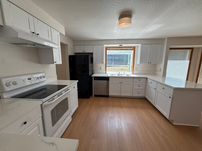 Building Photo - 17040 SW Cambridge Dr