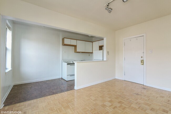 Building Photo - 644 W Wrightwood Ave