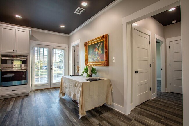 Building Photo - 823 Meridian Rd