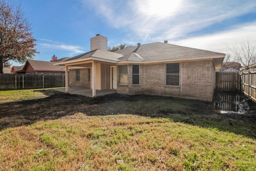 Building Photo - 900 Vicksburg Ln