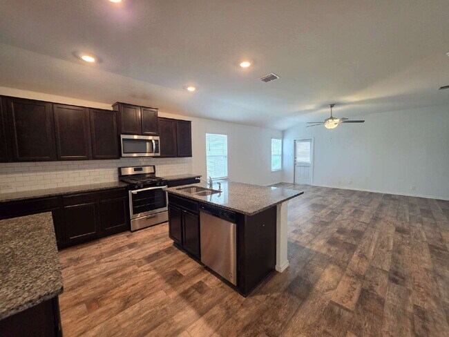 Building Photo - Ready Now – Freshly Painted & Move-In Ready!