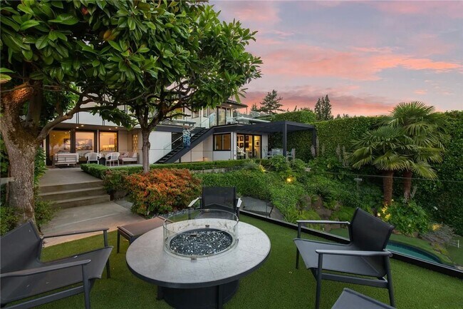 Building Photo - Leschi Waterfront Home