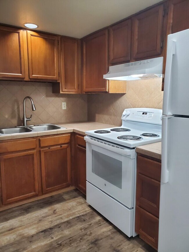 Building Photo - Townhome Style Living!