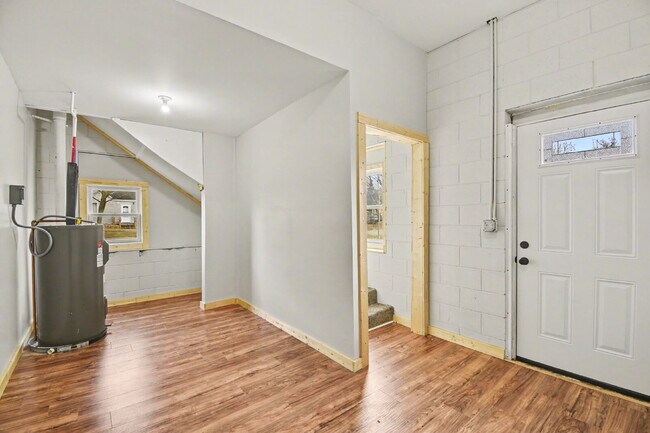 Building Photo - 2 Bedroom Rental Loft With Garage - $1150/Month