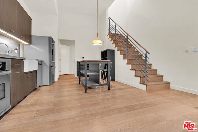 Building Photo - 940 E 2nd St